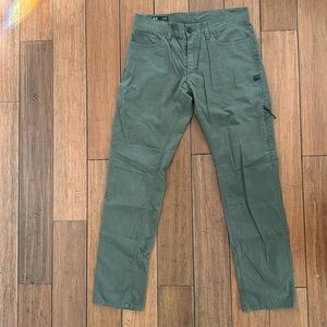 Men’s oakley pants olive green size 32w/32L